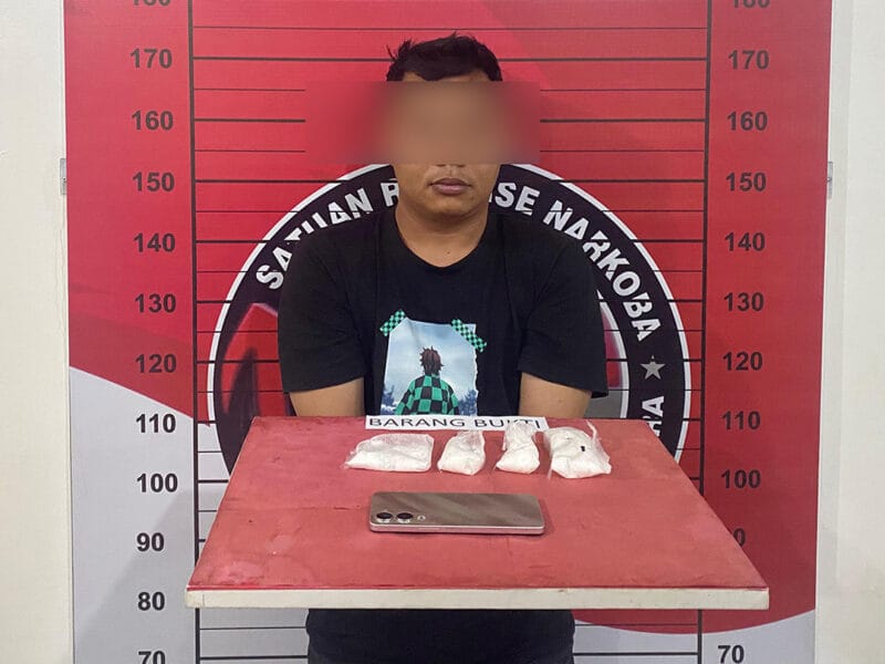 Tersangka dan barang bukti empat bungkus sabu seberat 1,4 ons diamankan di Mapolres Aceh Utara, Lhoksukon