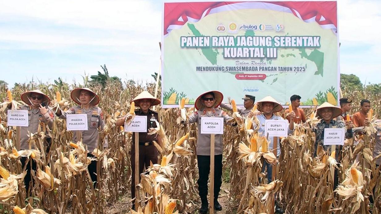 Kapolda Aceh Irjen Pol. Marzuki Ali Basyah saat menghadiri panen raya jagung di Desa Pulo Tinggi, Kecamatan Pasie Raya, Aceh Jaya
