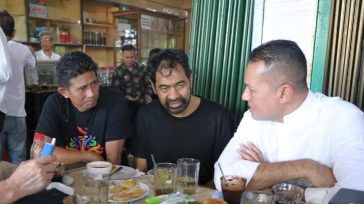 Pertemuan antara Kapolda Aceh Brigjen Pol Marzuki Ali Basyah dan Gubernur Muzakir Manaf (Mualem) di sebuah warung kopi di Banda Aceh