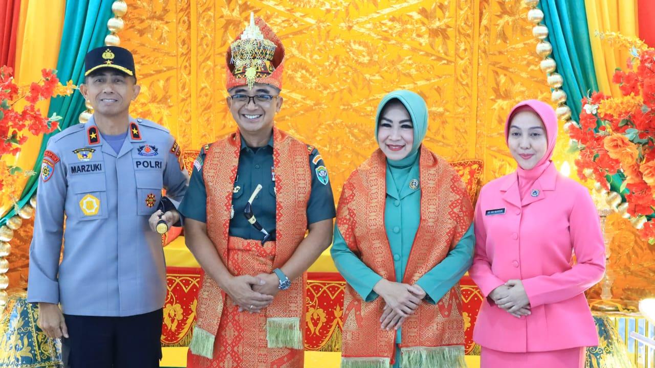 Kapolda Aceh, Brigjen Pol Marzuki Ali Basyah, menyambut kedatangan Pangdam Iskandar Muda (IM) yang baru, Mayjen TNI Joko Hadi Susilo, di Bandara Sultan Iskandar Muda (SIM), Blang Bintang, Kabupaten Aceh Besar