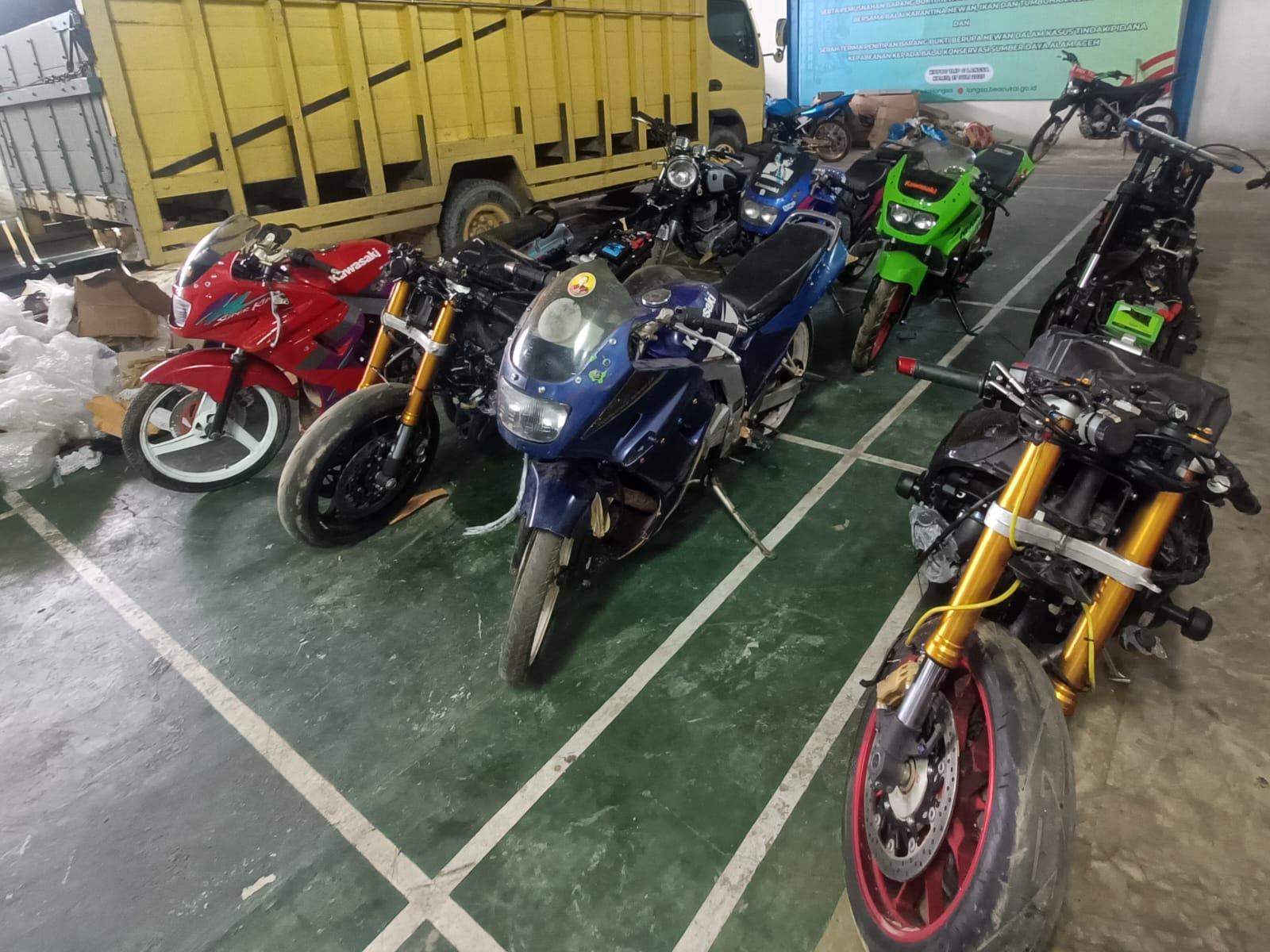 Barang bukti 8 unit sepeda motor berbagai merek dan 20 koli suku cadang motor asal Thailand yang berhasil diamankan dalam operasi penindakan oleh Bea Cukai Langsa