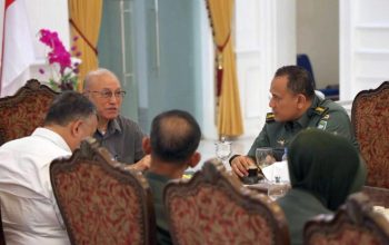 Kepala Rumah Sakit Tk.II Iskandar Muda, Kolonel Ckm dr. Syahrial Sp.B, membahas berbagai isu penting terkait peningkatan kesehatan masyarakat Aceh bersama Wali Nanggroe Aceh, PYM Teungku Malik Mahmud Al Haythar