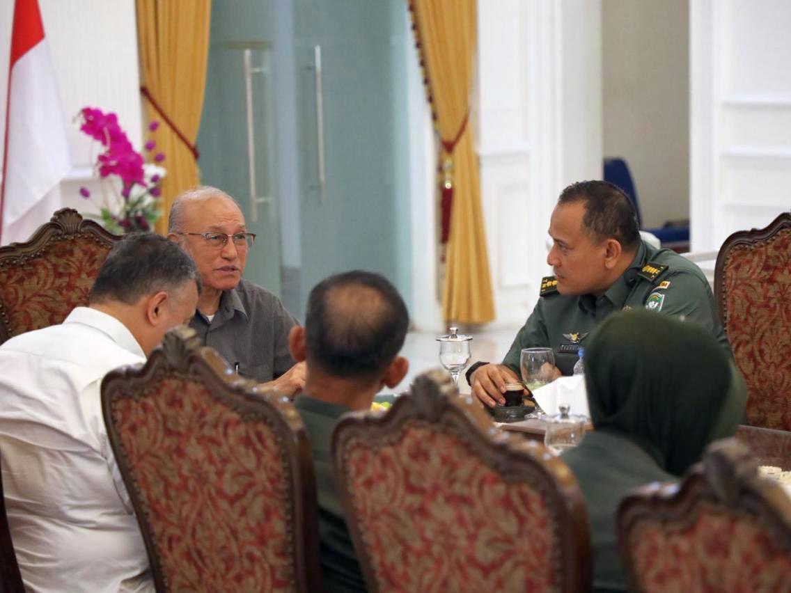 Kepala Rumah Sakit Tk.II Iskandar Muda, Kolonel Ckm dr. Syahrial Sp.B, membahas berbagai isu penting terkait peningkatan kesehatan masyarakat Aceh bersama Wali Nanggroe Aceh, PYM Teungku Malik Mahmud Al Haythar