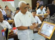 Aipda Rosita Rahayu, saat menerima piagam penghargaan dari Ketua Harian Kompolnas, Drs. Arief Wicaksono, atas dedikasinya dalam menjaga perdamaian Aceh