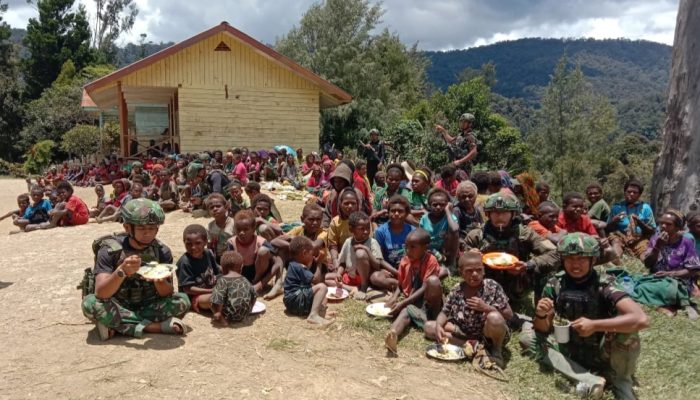 Satgas Yonif 113/JS Eratkan Hubungan  dengan Warga Lewat Makan Bersama