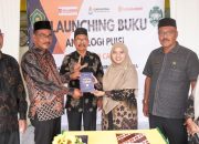 Kakankemenag Aceh Utara, Fadli, bersama penulis Syarifah, saat peluncuran Buku Antologi Puisi “Pilar-Pilar Cahaya” karya guru dan siswa MIN 10 Aceh Utara, Kamis (9/10/2025).