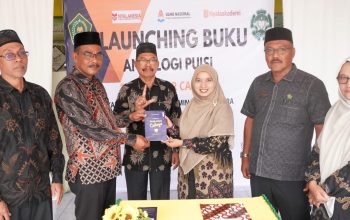 Kakankemenag Aceh Utara, Fadli, bersama penulis Syarifah, saat peluncuran Buku Antologi Puisi “Pilar-Pilar Cahaya” karya guru dan siswa MIN 10 Aceh Utara, Kamis (9/10/2025).