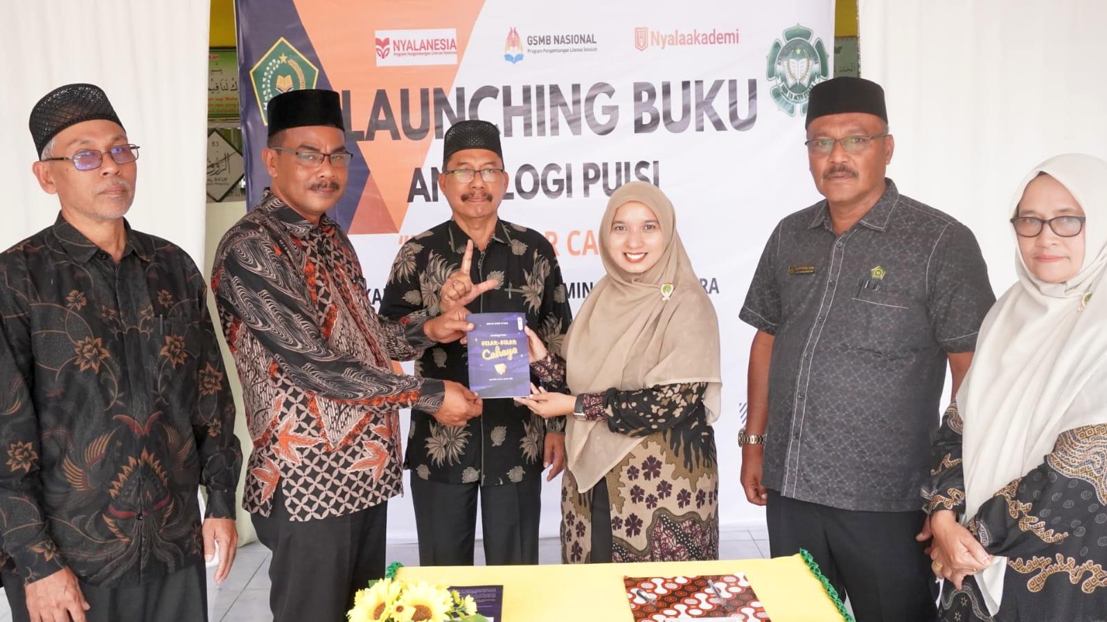 Kakankemenag Aceh Utara, Fadli, bersama penulis Syarifah, saat peluncuran Buku Antologi Puisi “Pilar-Pilar Cahaya” karya guru dan siswa MIN 10 Aceh Utara, Kamis (9/10/2025).