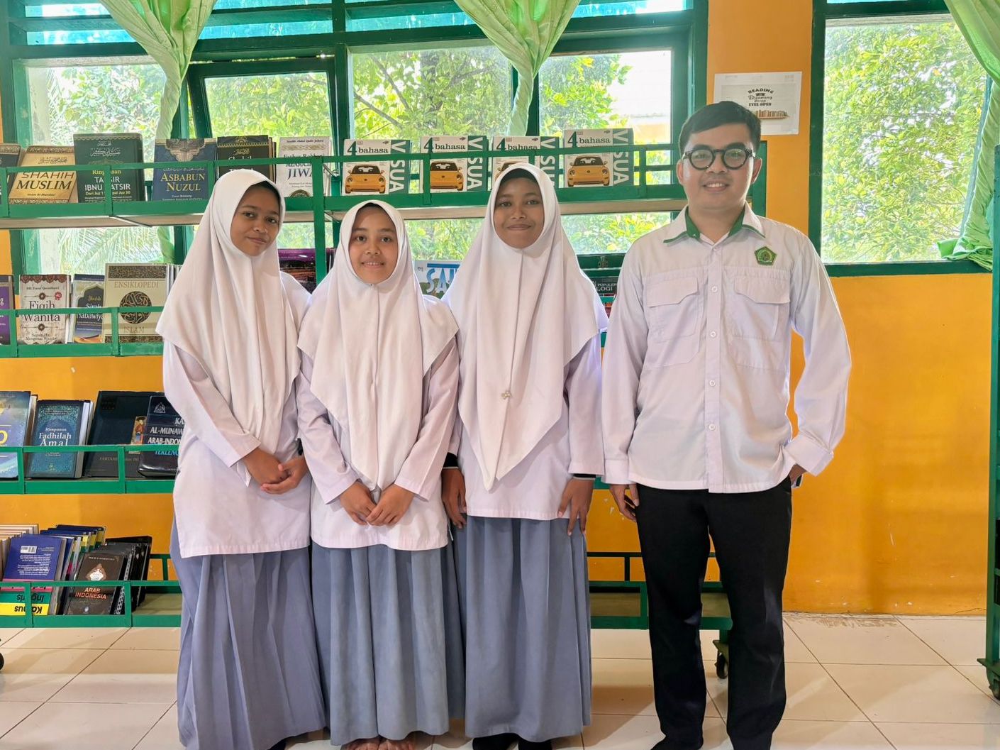Tiga siswi MAN Sabang—Zhairah Salsabila, Dea Fitriani, dan Chairul Amna—berhasil lolos ke semifinal FEST MYRA 2025 berkat proposal riset mereka tentang peran AI dalam pelestarian Bahasa Aceh.