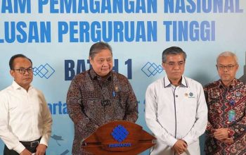 Menteri Koordinator Bidang Perekonomian Airlangga Hartarto dalam acara pembukaan Program Pemagangan Nasional Lulusan Perguruan Tinggi – Batch 1 di Kantor Kemnaker, Jakarta, Senin (20/10)
