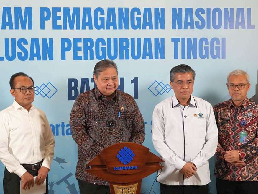 Menteri Koordinator Bidang Perekonomian Airlangga Hartarto dalam acara pembukaan Program Pemagangan Nasional Lulusan Perguruan Tinggi – Batch 1 di Kantor Kemnaker, Jakarta, Senin (20/10)