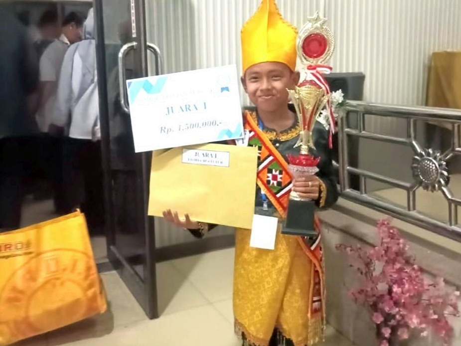 Oza Adha Sajid, siswa MIN 1 Simeulue, siap mewakili Aceh di ajang Lomba Bertutur tingkat nasional setelah meraih Juara I tingkat provinsi, pada Kamis (2/10/2025).