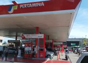Aktivitas pengisian BBM di salah satu SPBU Pertamina