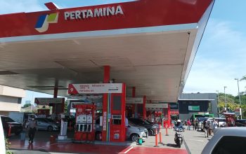 Aktivitas pengisian BBM di salah satu SPBU Pertamina