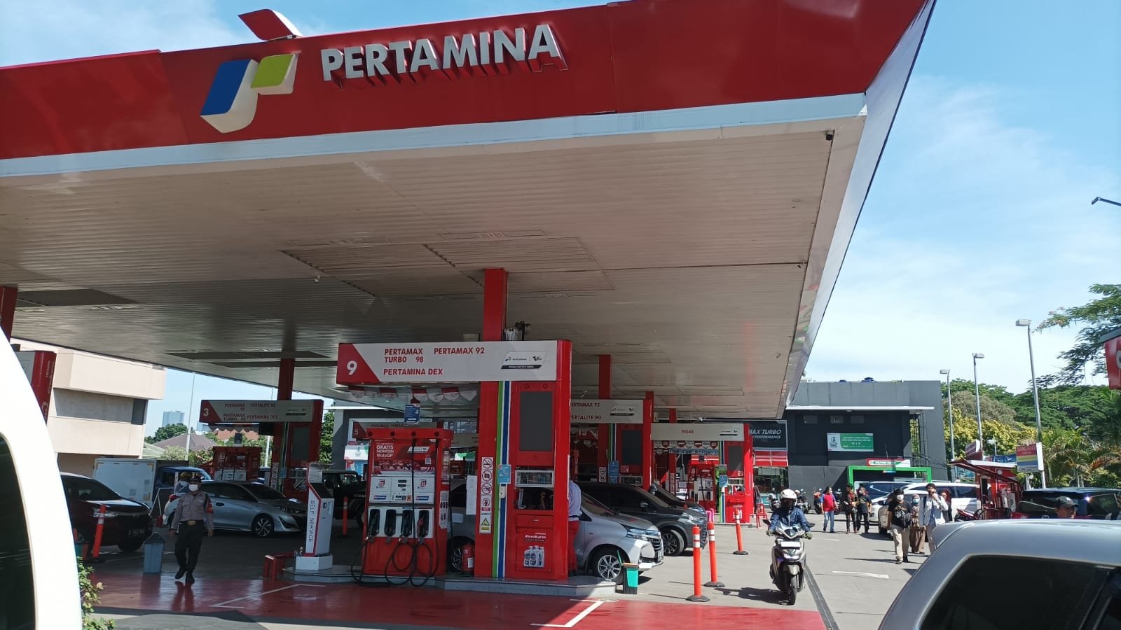 Aktivitas pengisian BBM di salah satu SPBU Pertamina