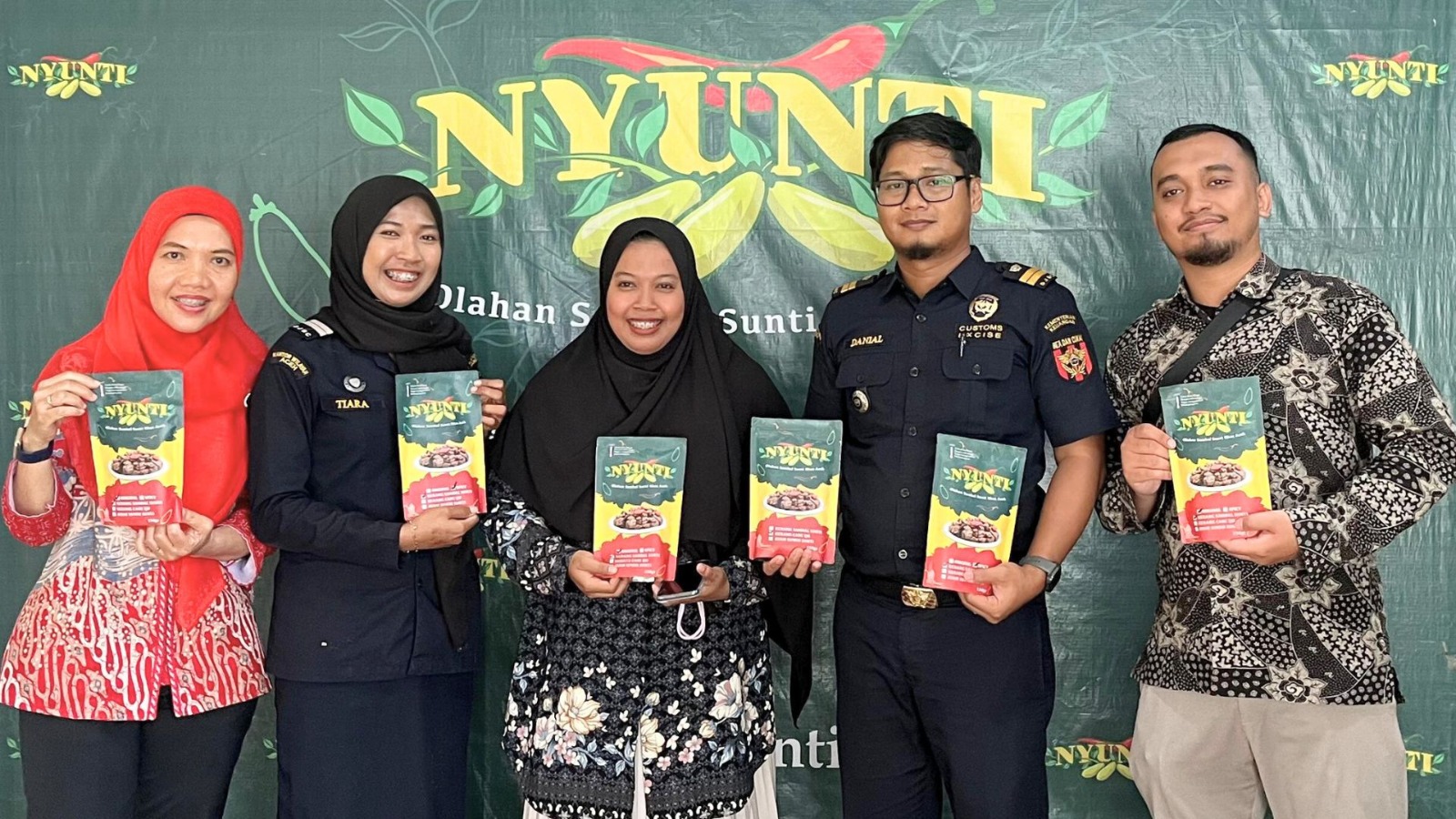 Mila Rosa Apriliani, pemilik UMKM Nyunti, saat dikunjungi tim Kanwil Bea Cukai Aceh di lokasi usaha, Darul Imarah, Aceh Besar, Kamis (17/10/2025)