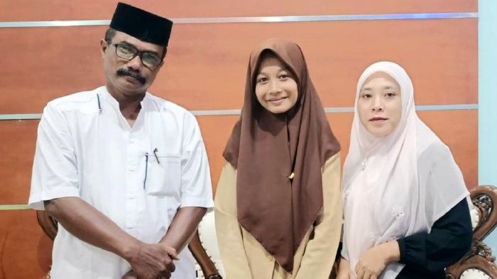 Syarifah Razalya Faradilla bersama kedua orangtuanya, usai dinyatakan lolos beasiswa AFS Global STEM Innovators.