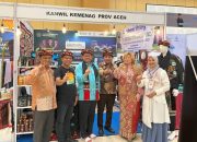 Wakil Dubes Rusia untuk Indonesia, Veronika Novoseltseva, mengenakan pakaian adat kerawang Gayo saat mengunjungi stan Kanwil Kemenag Aceh di IES Forum & Expo 2025, Mataram