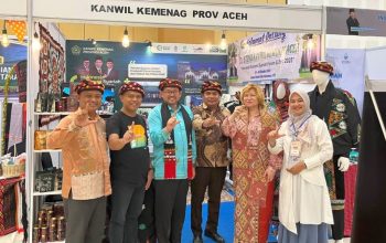 Wakil Dubes Rusia untuk Indonesia, Veronika Novoseltseva, mengenakan pakaian adat kerawang Gayo saat mengunjungi stan Kanwil Kemenag Aceh di IES Forum & Expo 2025, Mataram