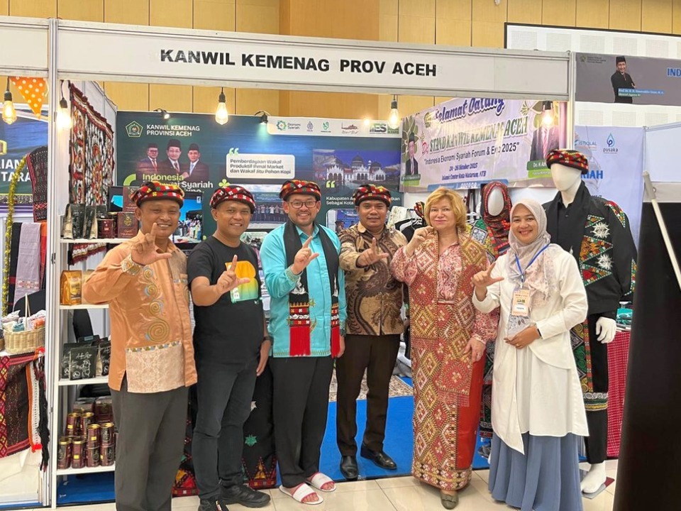 Wakil Dubes Rusia untuk Indonesia, Veronika Novoseltseva, mengenakan pakaian adat kerawang Gayo saat mengunjungi stan Kanwil Kemenag Aceh di IES Forum & Expo 2025, Mataram