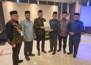 Kakanwil Kemenag Aceh, Azhari, menyerahkan proposal pencalonan Aceh sebagai tuan rumah MTQ Nasional 2028 kepada Ketua Umum LPTQ Nasional Prof Abu Rokhmad, disaksikan jajaran LPTQ dan Kemenag RI, dalam Rakornas LPTQ di Kendari, Sabtu (11/10/2025)