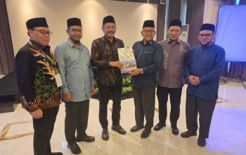 Kakanwil Kemenag Aceh, Azhari, menyerahkan proposal pencalonan Aceh sebagai tuan rumah MTQ Nasional 2028 kepada Ketua Umum LPTQ Nasional Prof Abu Rokhmad, disaksikan jajaran LPTQ dan Kemenag RI, dalam Rakornas LPTQ di Kendari, Sabtu (11/10/2025)
