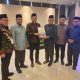 Kakanwil Kemenag Aceh, Azhari, menyerahkan proposal pencalonan Aceh sebagai tuan rumah MTQ Nasional 2028 kepada Ketua Umum LPTQ Nasional Prof Abu Rokhmad, disaksikan jajaran LPTQ dan Kemenag RI, dalam Rakornas LPTQ di Kendari, Sabtu (11/10/2025)