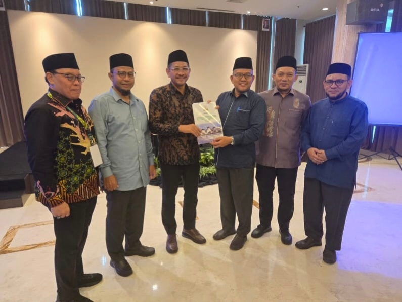 Kakanwil Kemenag Aceh, Azhari, menyerahkan proposal pencalonan Aceh sebagai tuan rumah MTQ Nasional 2028 kepada Ketua Umum LPTQ Nasional Prof Abu Rokhmad, disaksikan jajaran LPTQ dan Kemenag RI, dalam Rakornas LPTQ di Kendari, Sabtu (11/10/2025)
