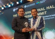 Perwakilan Pemprov Aceh saat menerima penghargaan IMTI 2025 dari Menteri Pariwisata RI, Widiyanti Putri Wardhana, dalam seremoni di Jakarta International Expo, Kamis (9/10/2025) malam.