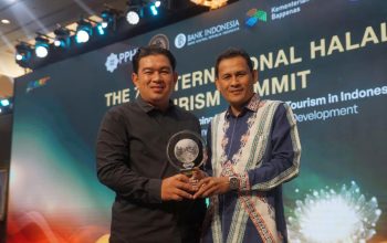 Perwakilan Pemprov Aceh saat menerima penghargaan IMTI 2025 dari Menteri Pariwisata RI, Widiyanti Putri Wardhana, dalam seremoni di Jakarta International Expo, Kamis (9/10/2025) malam.
