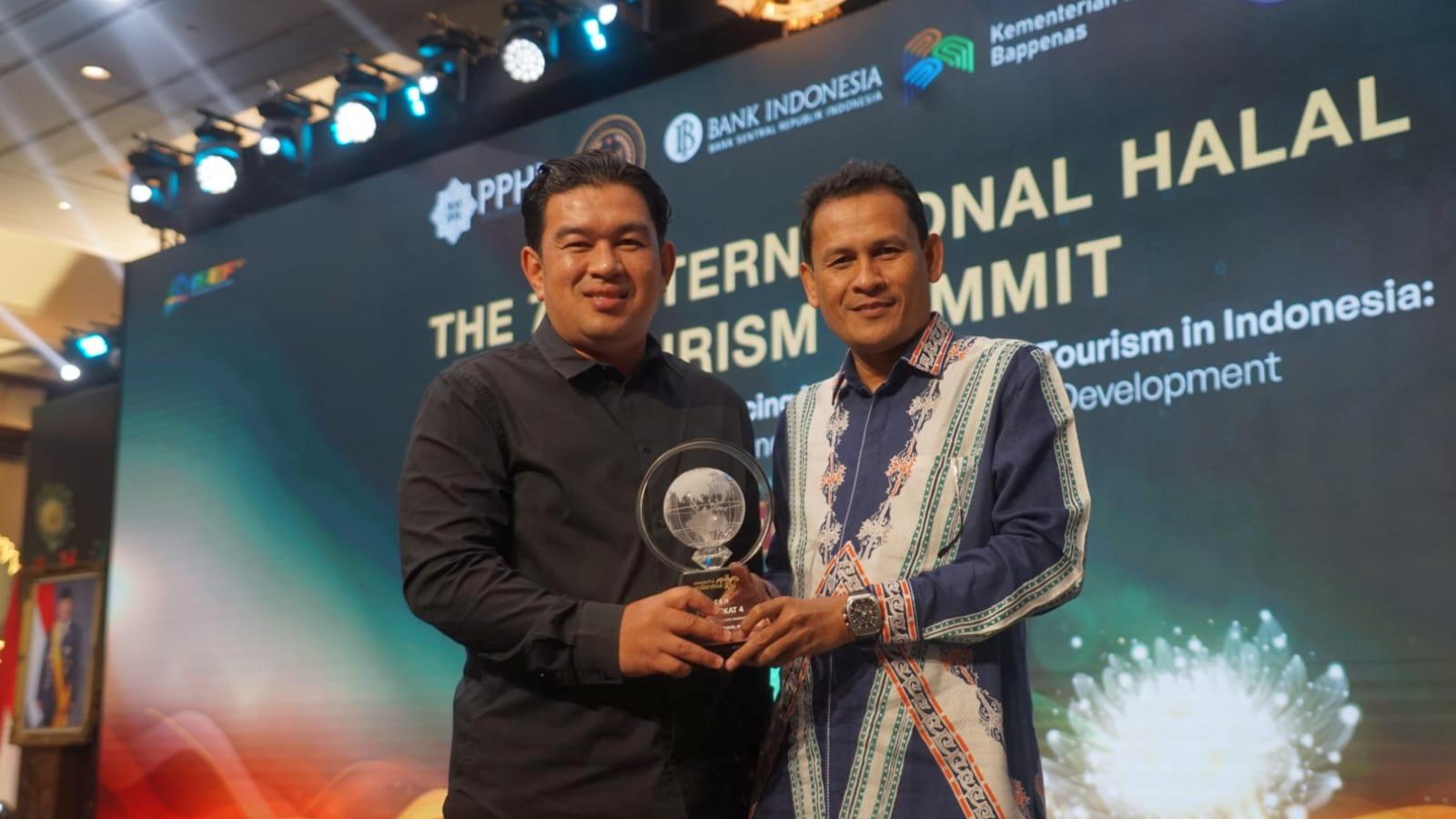 Perwakilan Pemprov Aceh saat menerima penghargaan IMTI 2025 dari Menteri Pariwisata RI, Widiyanti Putri Wardhana, dalam seremoni di Jakarta International Expo, Kamis (9/10/2025) malam.