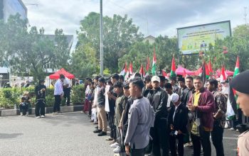 Puluhan massa dari Aliansi Rakyat Aceh Bela Palestina (ARABP) menggelar aksi damai “Aceh Peduli Palestina” di Bundaran Simpang Lima, Banda Aceh, Minggu (12/10/2025), sebagai bentuk solidaritas terhadap rakyat Palestina.