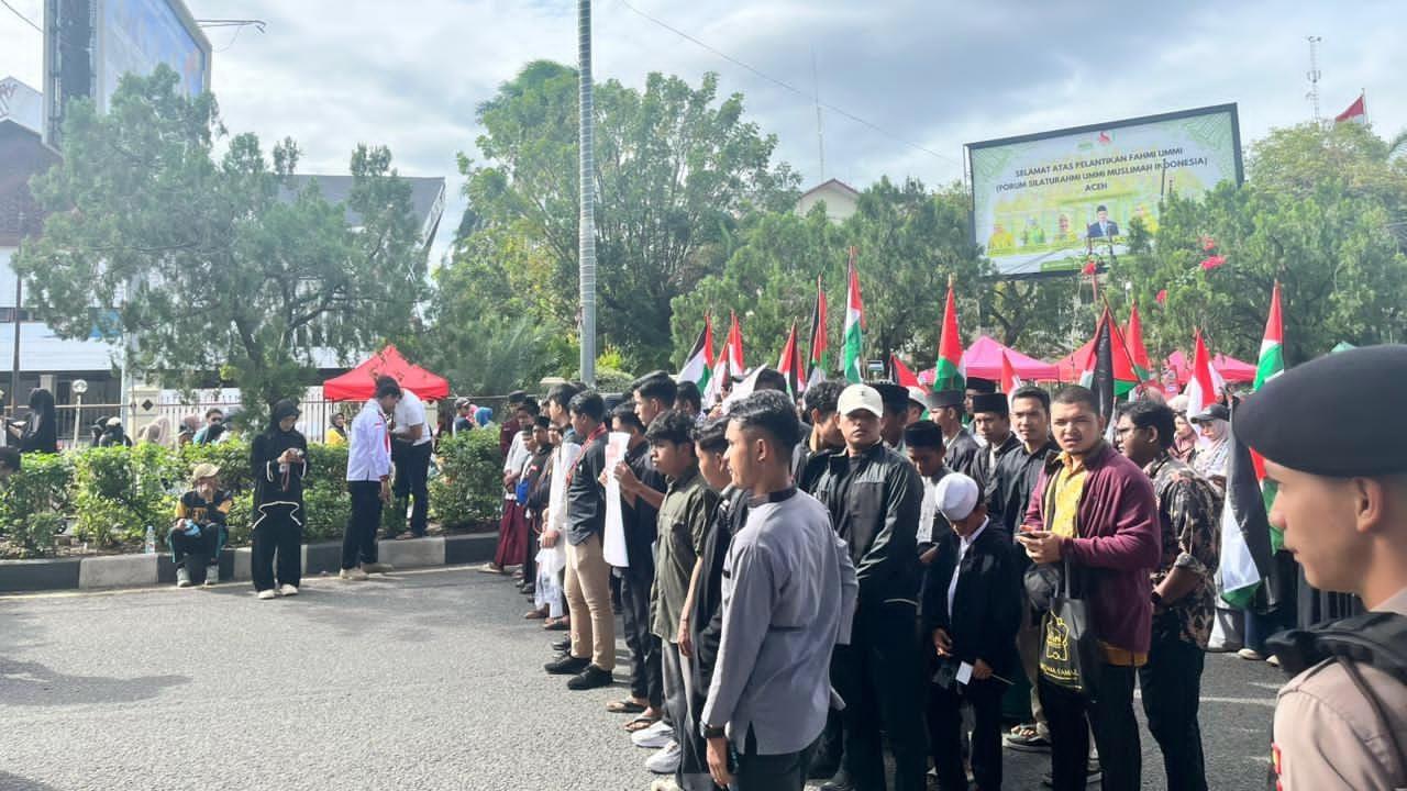 Puluhan massa dari Aliansi Rakyat Aceh Bela Palestina (ARABP) menggelar aksi damai “Aceh Peduli Palestina” di Bundaran Simpang Lima, Banda Aceh, Minggu (12/10/2025), sebagai bentuk solidaritas terhadap rakyat Palestina.