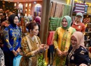 Ketua Dekranasda Aceh, Ny. Marlina Muzakir, bersama Wakil Ketua, Ny. Mukarramah Fadhlullah menyambut Ketua Dekranas Ny. Selvi Gibran Rakabuming di stan pameran INACRAFT 2025, Jakarta International Convention Center, Kamis (2/10/2025)