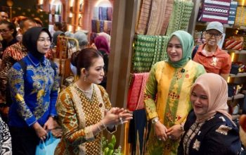 Ketua Dekranasda Aceh, Ny. Marlina Muzakir, bersama Wakil Ketua, Ny. Mukarramah Fadhlullah menyambut Ketua Dekranas Ny. Selvi Gibran Rakabuming di stan pameran INACRAFT 2025, Jakarta International Convention Center, Kamis (2/10/2025)
