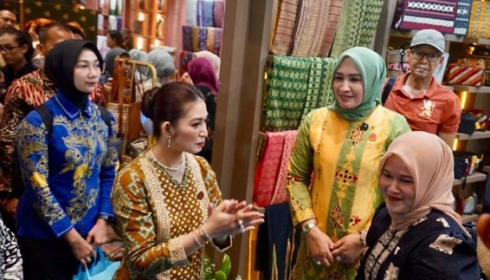 Selvi Gibran Kunjungi Stan Aceh di INACRAFT 2025, Apresiasi Kreativitas Pengrajin Lokal