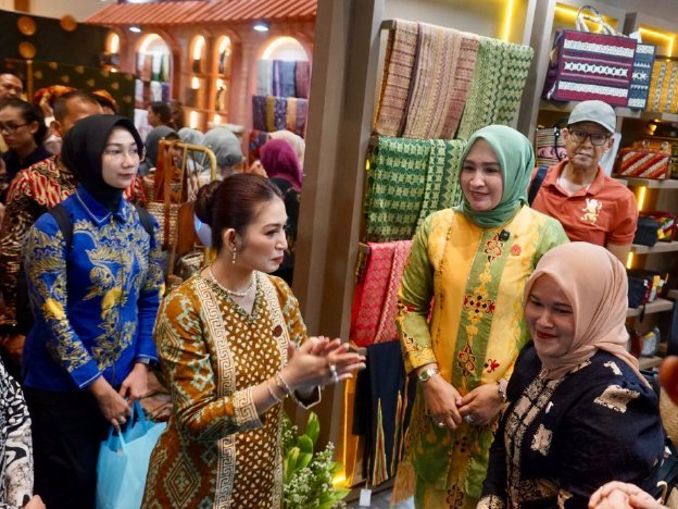 Ketua Dekranasda Aceh, Ny. Marlina Muzakir, bersama Wakil Ketua, Ny. Mukarramah Fadhlullah menyambut Ketua Dekranas Ny. Selvi Gibran Rakabuming di stan pameran INACRAFT 2025, Jakarta International Convention Center, Kamis (2/10/2025)