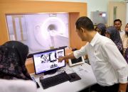 Sekda Aceh, M. Nasir, memeriksa hasil pemindaian dari alat MRI 1,5 Tesla usai prosesi serah terima di Gedung Onkologi RSUDZA, Banda Aceh, Rabu (8/10/2025).