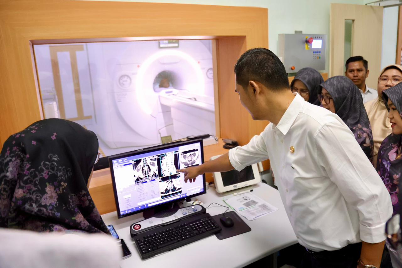 Sekda Aceh, M. Nasir, memeriksa hasil pemindaian dari alat MRI 1,5 Tesla usai prosesi serah terima di Gedung Onkologi RSUDZA, Banda Aceh, Rabu (8/10/2025).