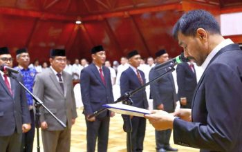 Gubernur Aceh, Muzakir Manaf, memimpin prosesi pelantikan sejumlah Pejabat Pimpinan Tinggi Pratama, Administrator, dan Pengawas di lingkungan Pemerintah Aceh, serta melantik Deputi BPKS di Anjong Mon Mata, Banda Aceh