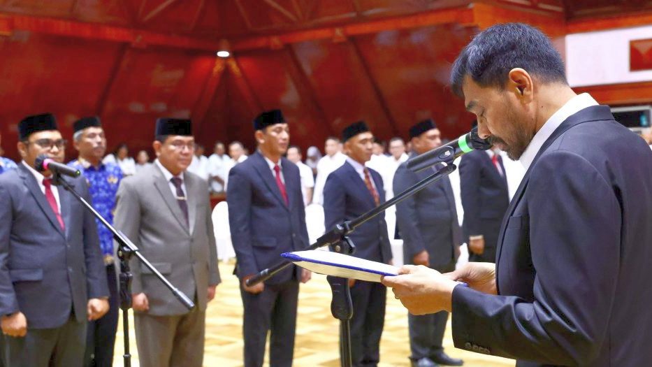 Gubernur Aceh, Muzakir Manaf, memimpin prosesi pelantikan sejumlah Pejabat Pimpinan Tinggi Pratama, Administrator, dan Pengawas di lingkungan Pemerintah Aceh, serta melantik Deputi BPKS di Anjong Mon Mata, Banda Aceh