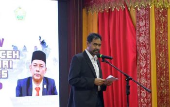 Gubernur Aceh, Muzakir Manaf, saat melepas Kontingen Aceh menuju PON Bela Diri 2025 di Kudus, Jawa Tengah. Acara pelepasan berlangsung di Meuligoe Gubernur, Banda Aceh, Kamis (9/10/2025) malam