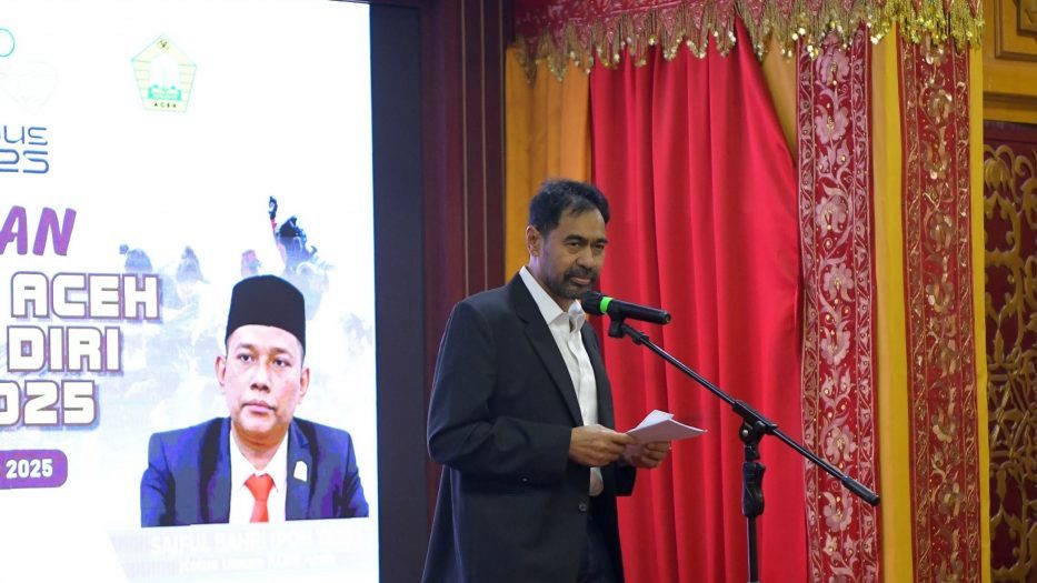 Gubernur Aceh, Muzakir Manaf, saat melepas Kontingen Aceh menuju PON Bela Diri 2025 di Kudus, Jawa Tengah. Acara pelepasan berlangsung di Meuligoe Gubernur, Banda Aceh, Kamis (9/10/2025) malam