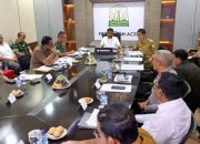 Gubernur Aceh Muzakir Manaf memimpin rapat koordinasi bersama Forkopimda Aceh, didampingi Sekda Aceh M. Nasir serta jajaran SKPA, membahas langkah strategis penertiban tambang ilegal di Ruang Rapat Meuligoe Gubernur, Banda Aceh, Selasa (30/9/2025)