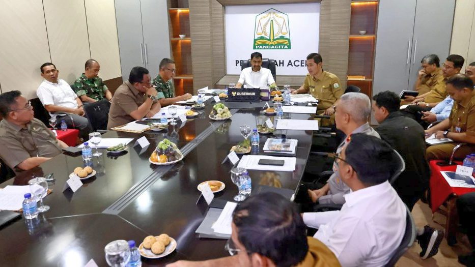 Gubernur Aceh Muzakir Manaf memimpin rapat koordinasi bersama Forkopimda Aceh, didampingi Sekda Aceh M. Nasir serta jajaran SKPA, membahas langkah strategis penertiban tambang ilegal di Ruang Rapat Meuligoe Gubernur, Banda Aceh, Selasa (30/9/2025)