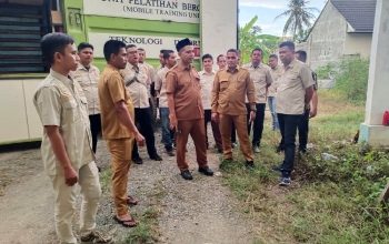 Plt. Kadisdik Aceh, Murthalamuddin, saat meninjau langsung kesiapan pelaksanaan Program Pelatihan Teaching Factory (TEFA) yang digelar secara non-institusional melalui Mobile Training Unit (MTU)