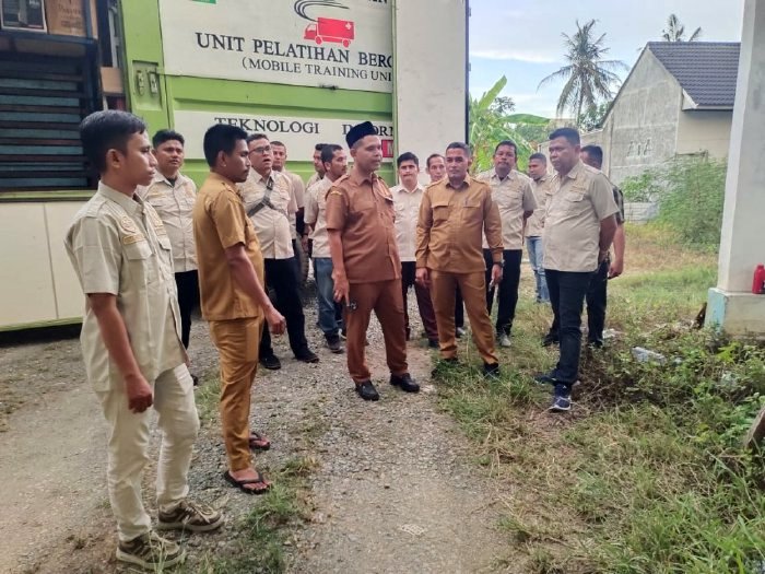 Plt. Kadisdik Aceh, Murthalamuddin, saat meninjau langsung kesiapan pelaksanaan Program Pelatihan Teaching Factory (TEFA) yang digelar secara non-institusional melalui Mobile Training Unit (MTU)