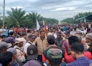 Warga yang tergabung dalam Aliansi Rakyat Aceh Utara Melawan mendirikan posko aksi dan melakukan blokade jalan di Kecamatan Cot Girek, menuntut penyelesaian sengketa lahan HGU milik PTPN IV Regional 6, Rabu (1/10/2025)