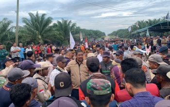 Warga yang tergabung dalam Aliansi Rakyat Aceh Utara Melawan mendirikan posko aksi dan melakukan blokade jalan di Kecamatan Cot Girek, menuntut penyelesaian sengketa lahan HGU milik PTPN IV Regional 6, Rabu (1/10/2025)