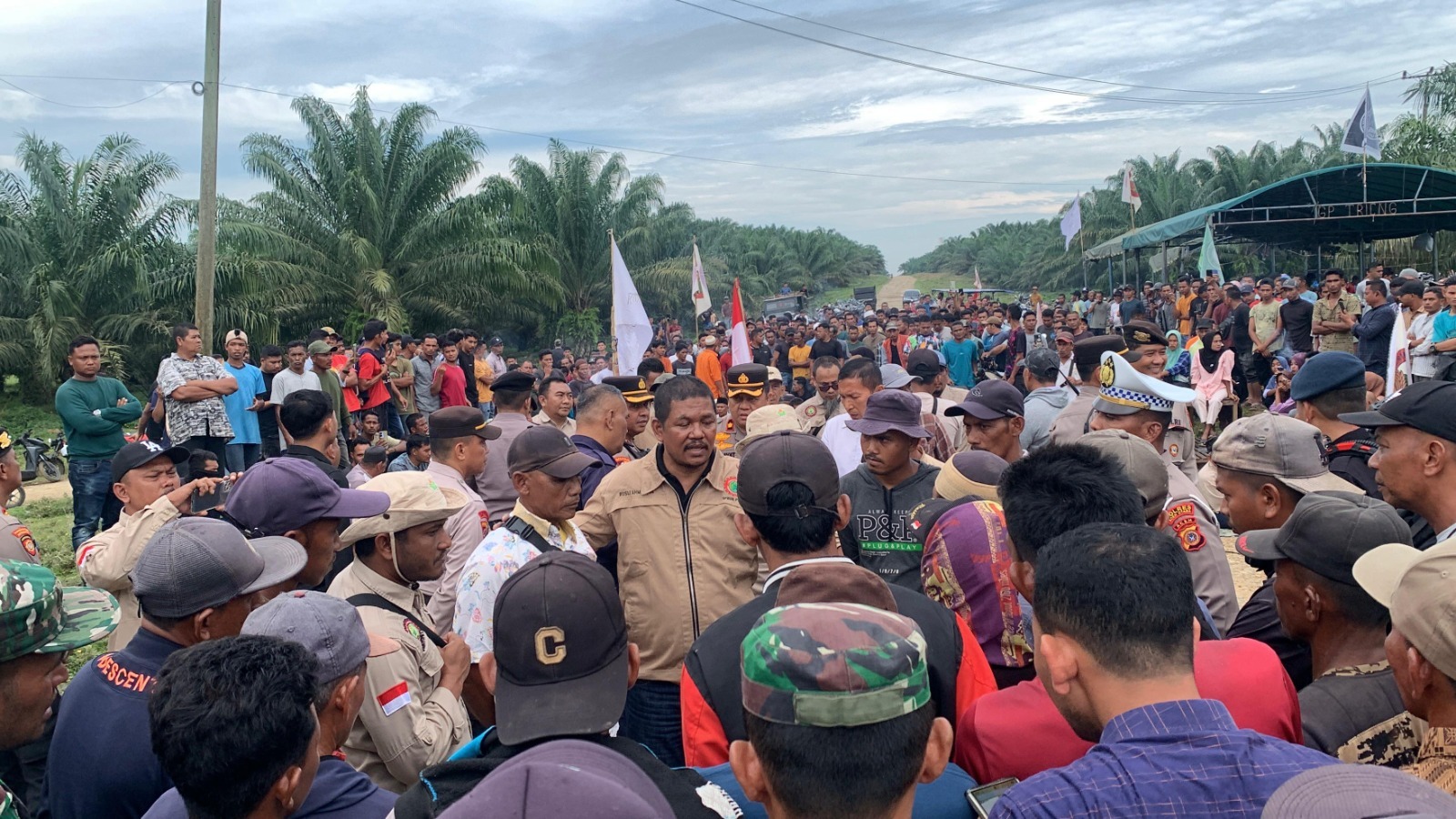 Warga yang tergabung dalam Aliansi Rakyat Aceh Utara Melawan mendirikan posko aksi dan melakukan blokade jalan di Kecamatan Cot Girek, menuntut penyelesaian sengketa lahan HGU milik PTPN IV Regional 6, Rabu (1/10/2025)